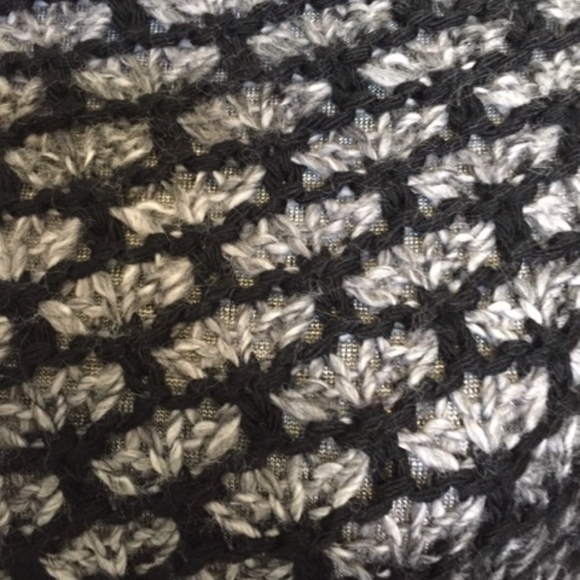 BCBG Sweater/Poncho 72%Arcylic 28% Wool - Picture 2 of 6